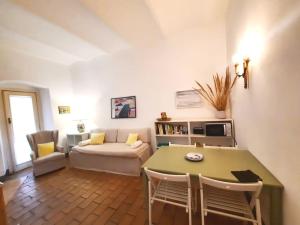 Near the sea flat with terrace in lovely village