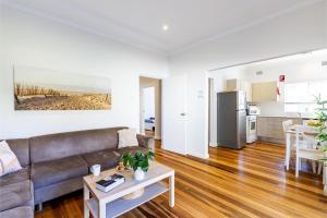 Tomaree Cottage 12 Tomaree Road - 200 mtrs to Beach - Pet Friendly, linen, WiFi & aircon