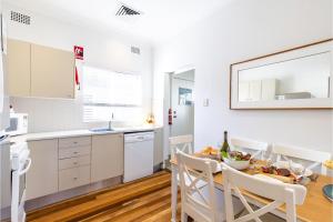 Tomaree Cottage 12 Tomaree Road - 200 mtrs to Beach - Pet Friendly, linen, WiFi & aircon