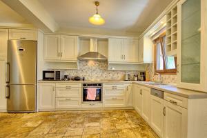Villa Angie - 150m2 Nature Retreat with Private Pool in Nymfes by PosarelliVillas