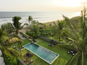 Black Beach Villa - Absolute Beachfront Escape