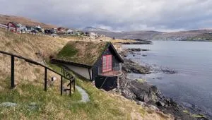 Unique boathouse by the foreshore / Sea view - Toftir
