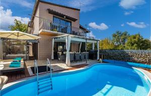 Awesome Home In Vantacici With 4 Bedrooms, Jacuzzi And Wifi