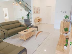 Bungalow, Up to 21 Pax, 4000sqft, 3 Bedrooms, 4 Bathrooms, 4 Car Parks by Star Home