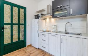 Gorgeous Apartment In Barbat With Kitchen