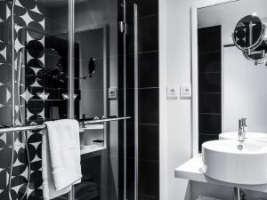 Elegance Double Room room in Hotel Ekta Champs Elysées