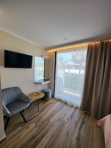 Paradise Hotel & Bar