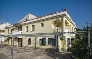 Amazing Apartment In Okrug Gornji 