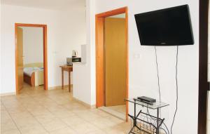 Amazing Apartment In Okrug Gornji