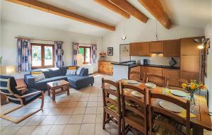 Maisons de vacances Beautiful Home In Saint-flix-de-lhras With Outdoor Swimming Pool, Wifi And 3 Bedrooms : photos des chambres