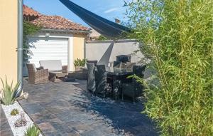 Maisons de vacances Awesome Home In Sorgues With Outdoor Swimming Pool, Wifi And 3 Bedrooms : photos des chambres