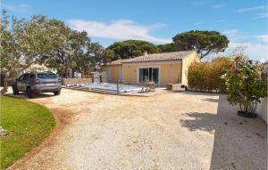 Maisons de vacances Awesome Home In Sorgues With Outdoor Swimming Pool, Wifi And 3 Bedrooms : photos des chambres