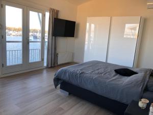 Luxe watervilla met eigen aanlegsteiger geschikt voor maximaal 6 personen in recreatiegebied de Gouden Ham in Maasbommel