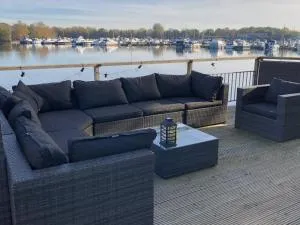 Luxe watervilla met eigen aanlegsteiger geschikt voor maximaal 6 personen in recreatiegebied de Gouden Ham in Maasbommel - Greffeling