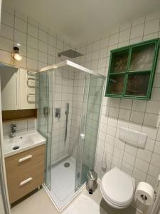 Maisons de vacances Maison 200m2- 9 chambres avec sdb - 16-18 personnes - seminaire-Proche Centre-Ville-Gare et Arena-terrasse : photos des chambres