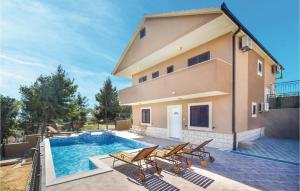 Nice Home In Split With 4 Bedrooms, Jacuzzi And Outdoor Swimming Pool