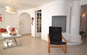 Maisons de vacances Holiday Home Sarrians with Fireplace I : photos des chambres