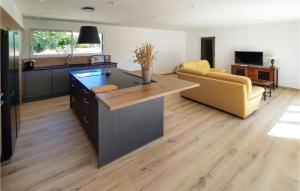 Maisons de vacances 3 Bedroom Gorgeous Home In Saint-pabu : photos des chambres