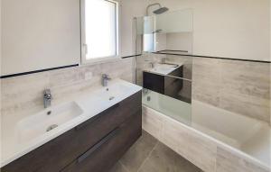 Maisons de vacances 3 Bedroom Gorgeous Home In Saint-pabu : photos des chambres