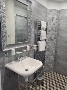 Hotels The Originals Boutique, Hotel La Villa Marine, Le Treport : photos des chambres