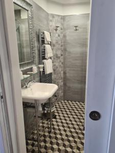 Hotels The Originals Boutique, Hotel La Villa Marine, Le Treport : photos des chambres