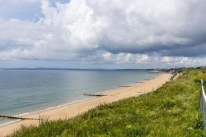 Modern 2 bed, cliff top & parking, F6