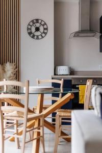 Modern 2 bed, cliff top & parking, F6