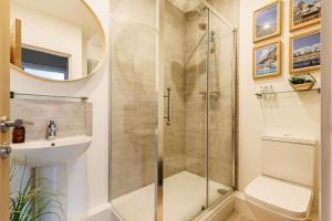 Modern 2 bed, cliff top & parking, F6