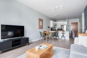 Arlington Heights 2br w wd gym bbq nr dining CHI-911