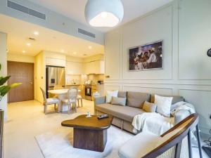 Sophisticated 2BR in Unbeatable Downtown Location