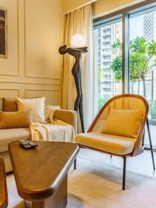 Sophisticated 2BR in Unbeatable Downtown Location