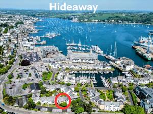 Hideaway - Exclusive marina development, town centre, with parking