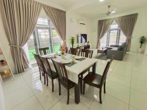 Yarra Park, Up to 10 Pax, 5 Bedrooms, 4 Bathrooms, 2 Car Parks by Star Home