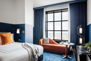 Queen Room Silver room in Dream Nashville