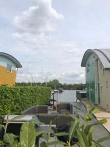 Luxe watervilla met eigen aanlegsteiger geschikt voor maximaal 6 personen in recreatiegebied de Gouden Ham in Maasbommel