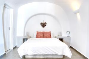 Studio Gonia room in Aris Caves