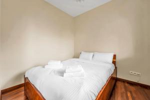 Malborska Metro Kondratowicza Apartment by BookingHost