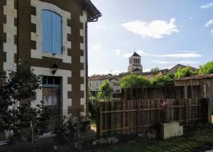 Cute 1-bed cottage with view across park.