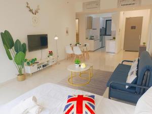 Rooftop Pool, Up to 8 Pax, 2 Bedrooms, 2 Bathrooms, 2 Car Parks by Star Home