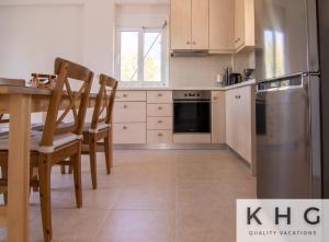 Red Sand Apartment 1 min from Megas Lakos beach!