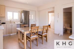 Red Sand Apartment #1 & #2, 1 minute from Megas Lakos beach