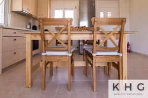 Red Sand Apartment #1 & #2, 1 minute from Megas Lakos beach