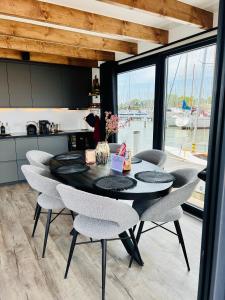 Winter at Surla Houseboat "De Albatros" in Monnickendam