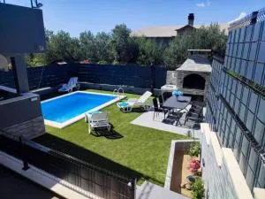 Apartman M&S s bazenom - Strožanac