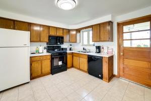 3 Mi to Downtown Pittsburgh Home with Balcony!