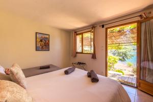 Hotels Le Mas de Riri : Chambre Triple - Vue sur Lac