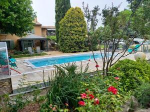 Maisons de vacances Maison de 2 chambres avec piscine partagee jardin amenage et wifi a Le Thor : photos des chambres