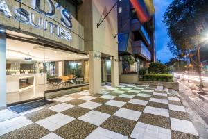 Lloyds Apartasuites Parque 93