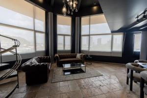 AmazINN Places Penthouse Deluxe, Skyline and Private Rooftop