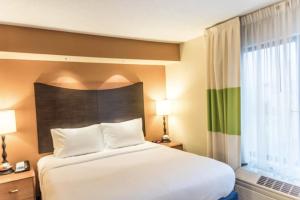 King Room with Hot Tub room in Fairfield Inn and Suites by Marriott Muskegon Norton Shores